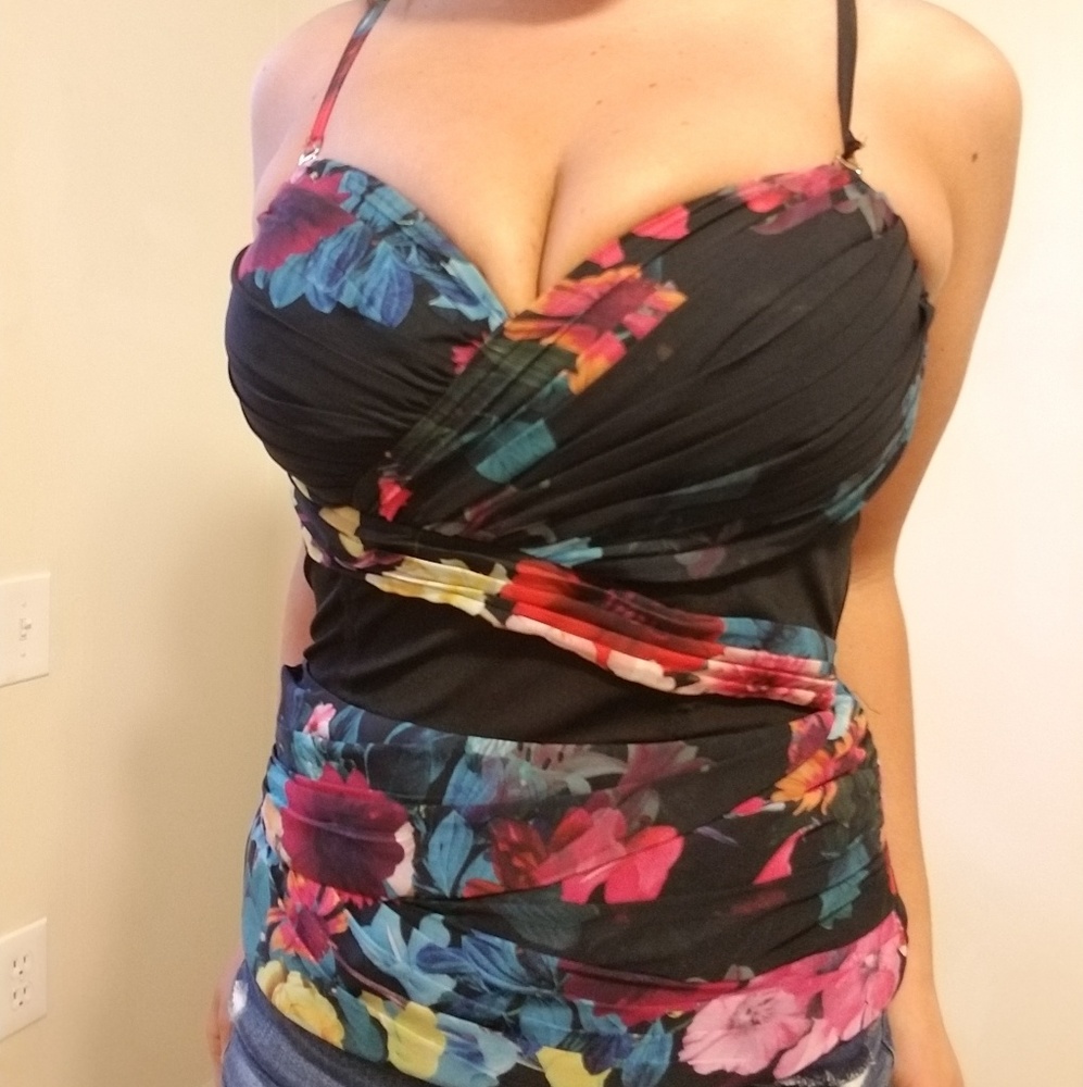 bebe Floral top with sheer cut out